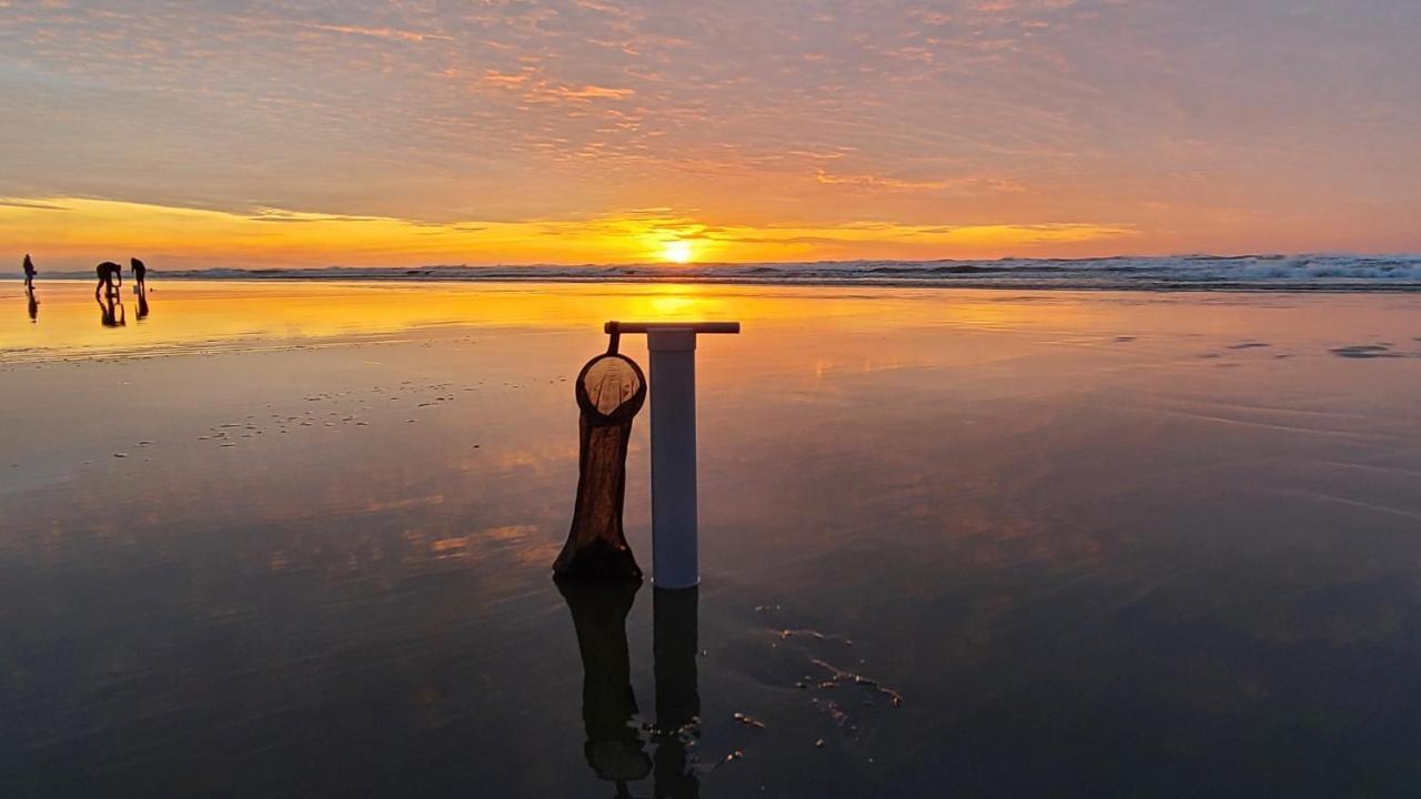 Lighthouse Oceanfront Resort Long Beach Bagian luar foto