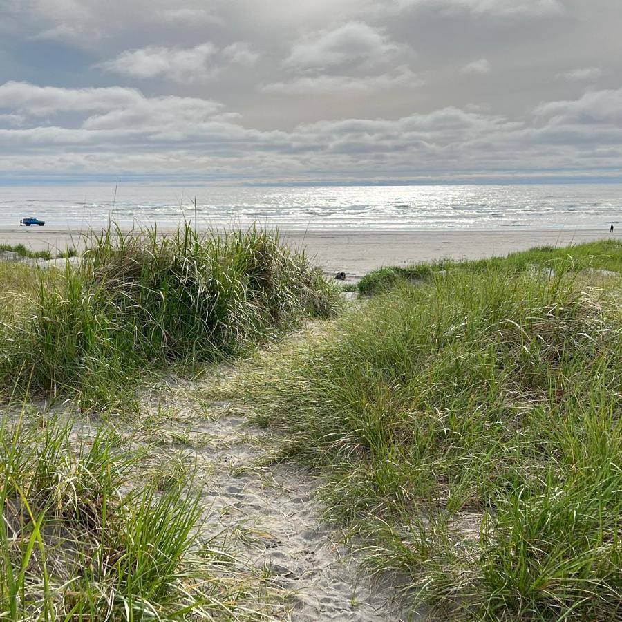 Lighthouse Oceanfront Resort Long Beach Bagian luar foto